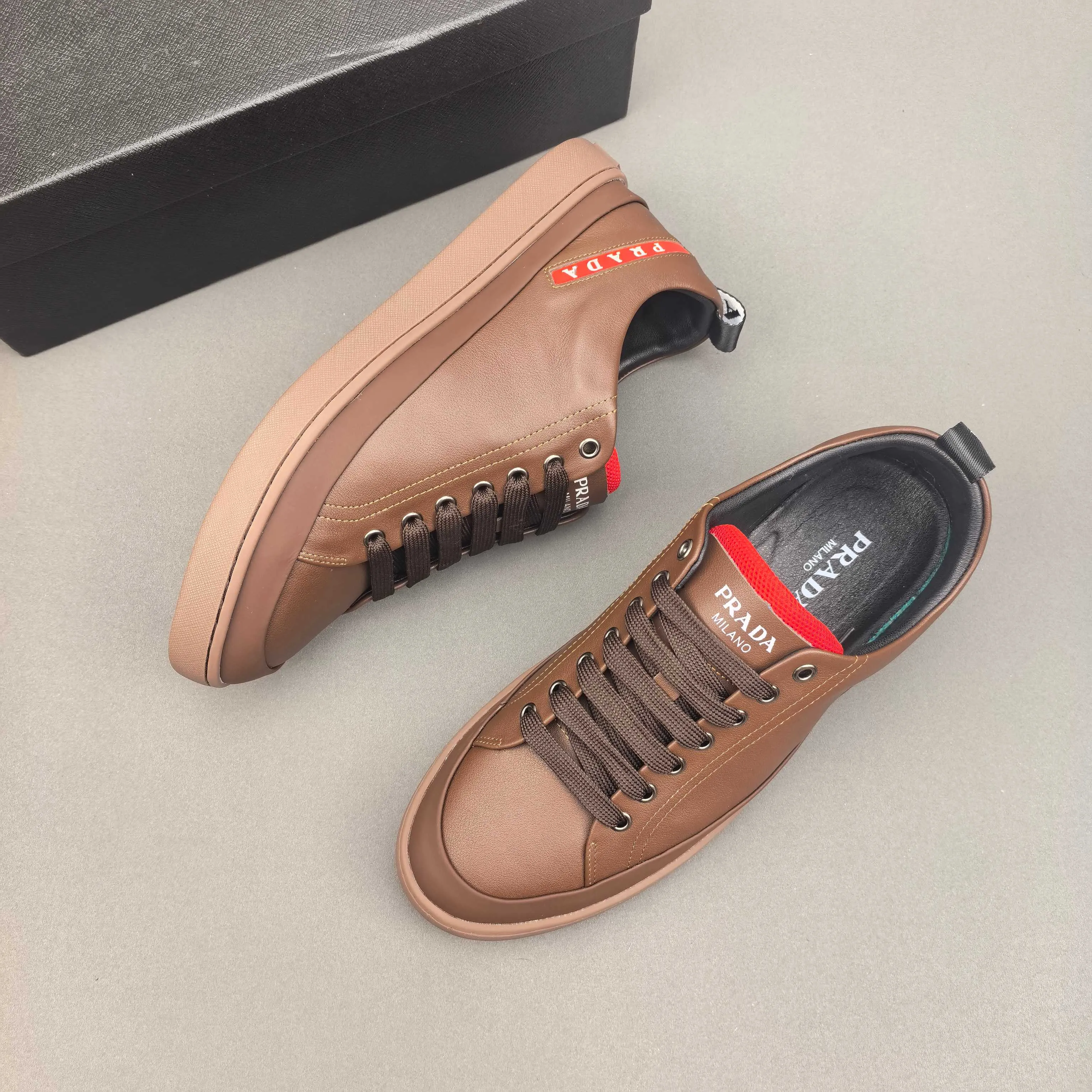 PP420❣️❣️❣️Prada set off the audience! Prada, an international brand that is constantly innovating, this men's casual shoe, the original version, made of cowhide leather at a ratio of one to one at the store, with leather feet and rubber non-slip outsole, breathable and comfortable, quality speaks for itself👄38-44